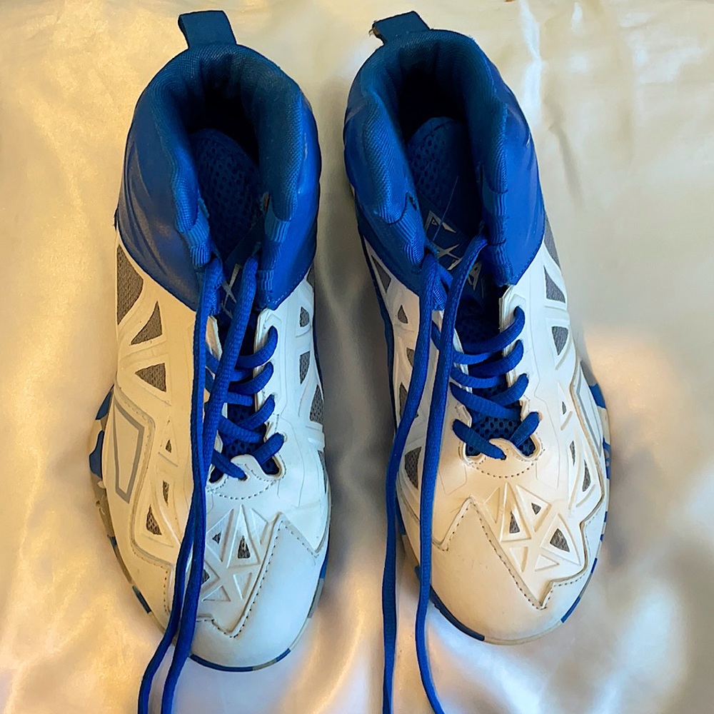Basketball shoes !